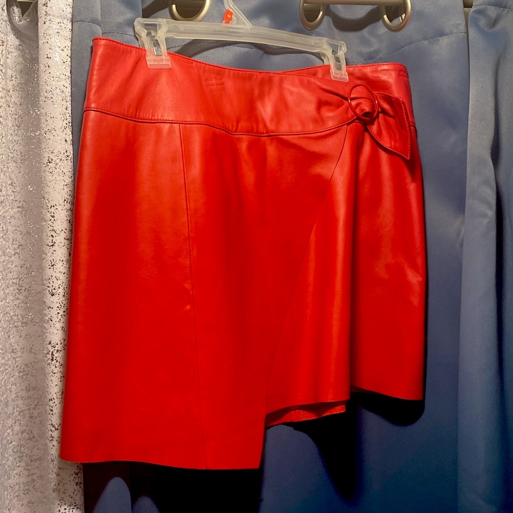Smoking hot mini skirt 🔥